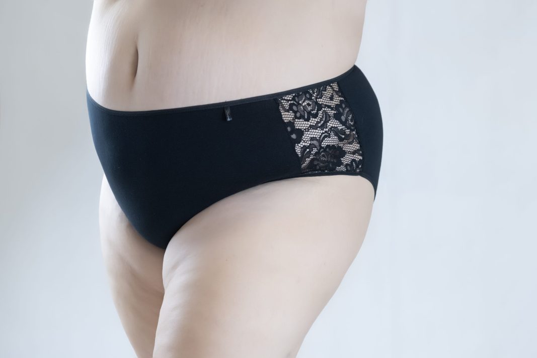Εσώρουχο μαύρο slip τύπου BIKINI με δαντέλα στο πλάι - Image 1