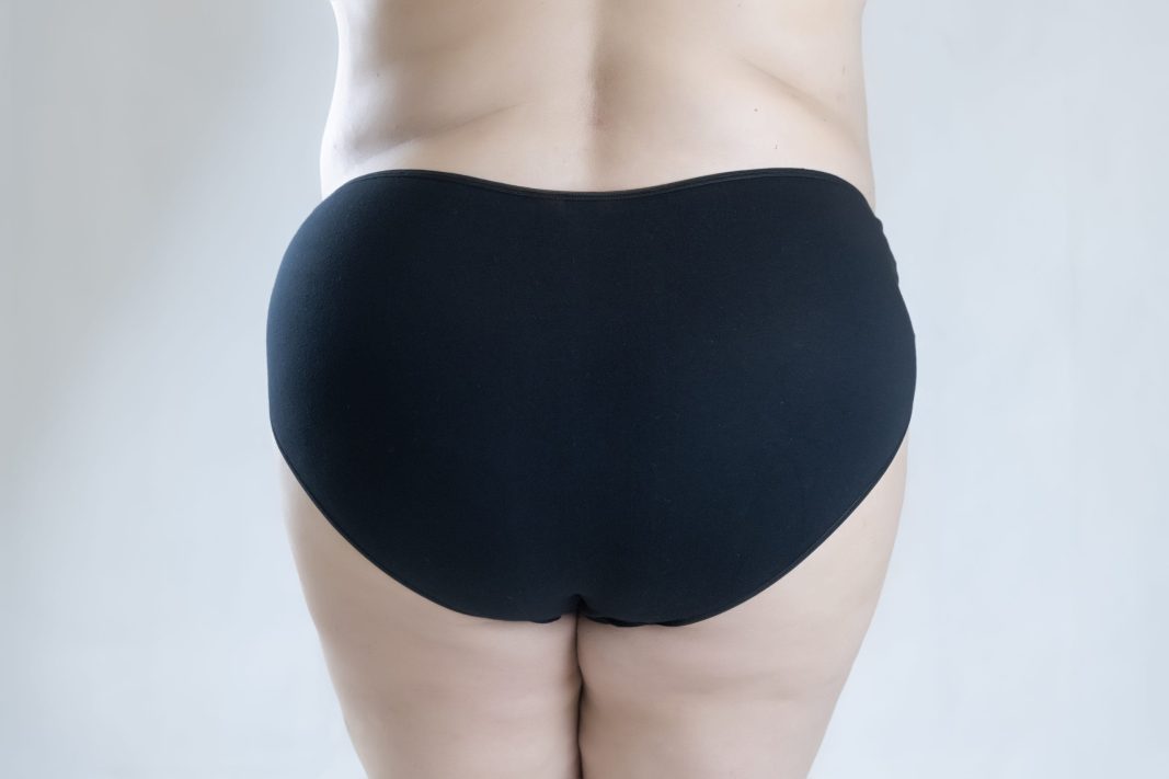 Εσώρουχο μαύρο slip τύπου BIKINI με δαντέλα στο πλάι - Image 2