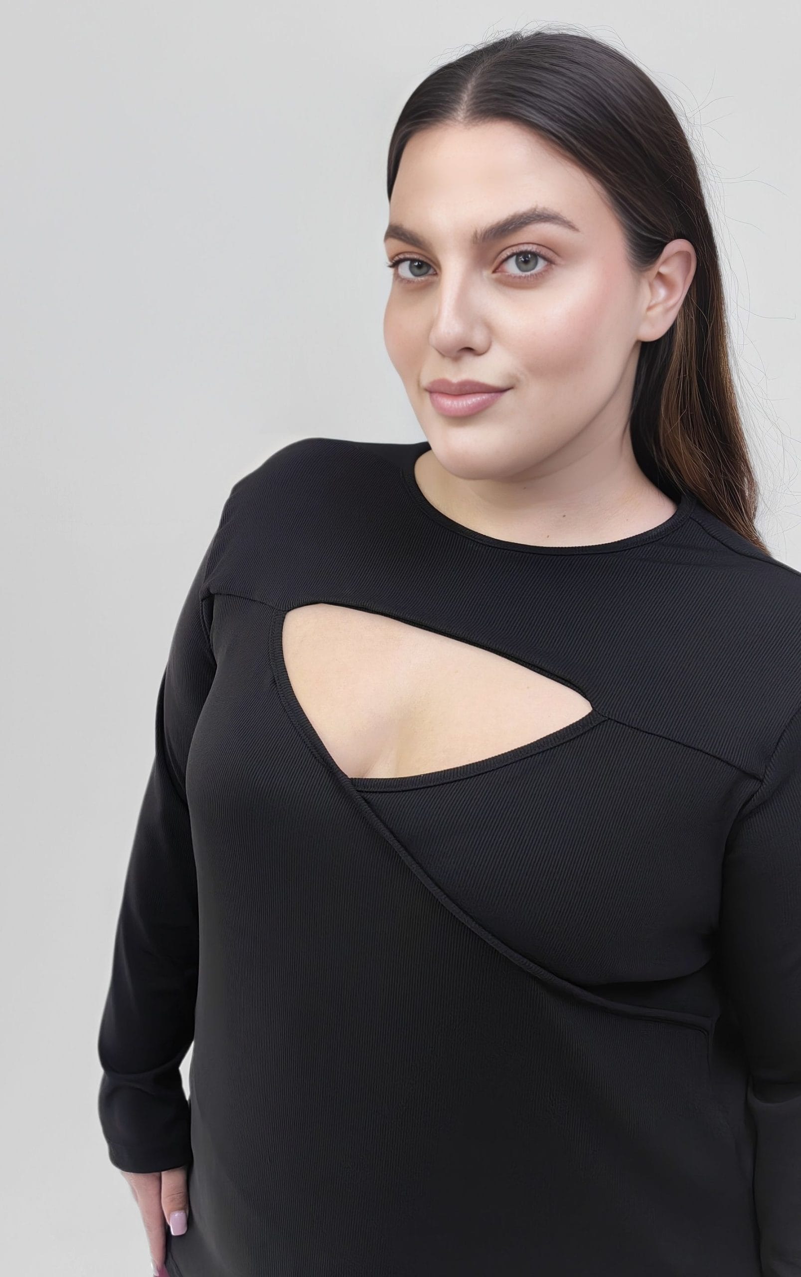 Plus size μαύρη ριπ μπλούζα