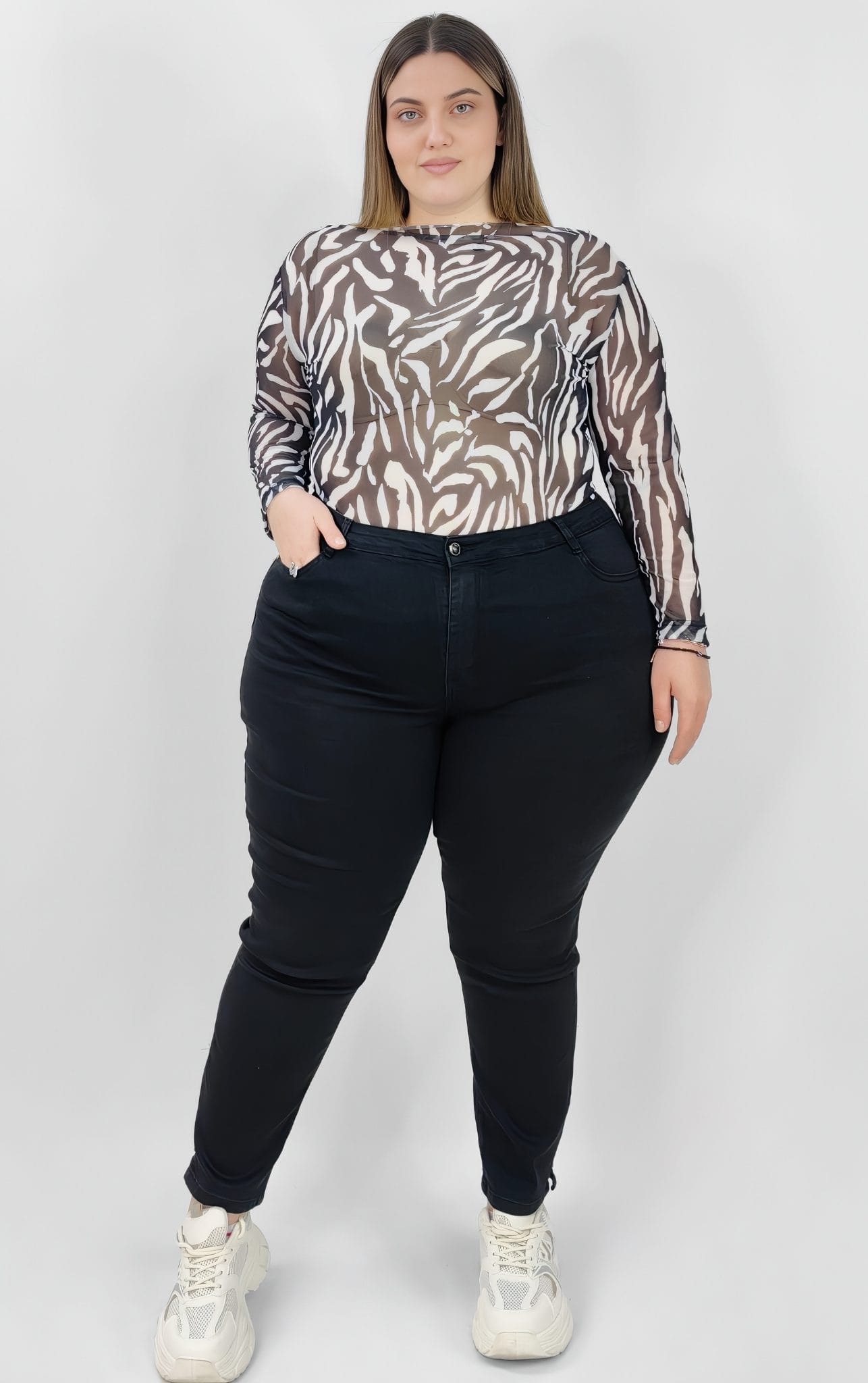 Plus size τζιν με στρας και μικρό άνοιγμα – Κομψότητα & Άνεση