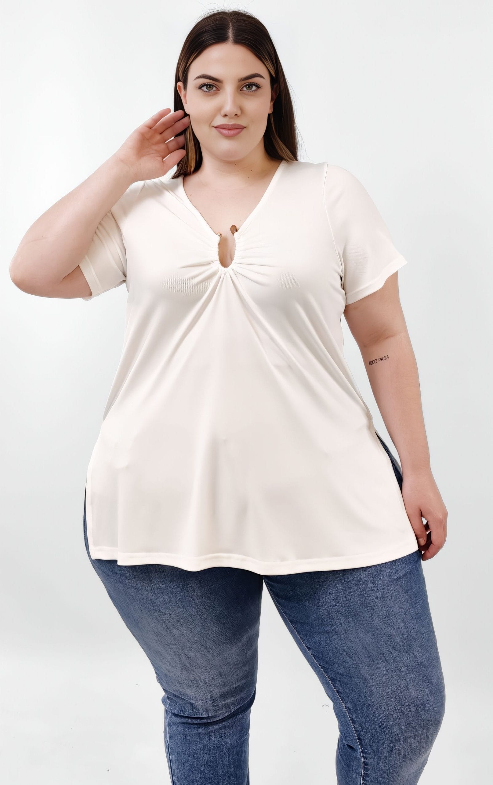 Plus Size εκρού μπλούζα με μεταλλικό διακοσμητικό στοιχείο και χάντρα ταρταρούγα – Psx Fashion