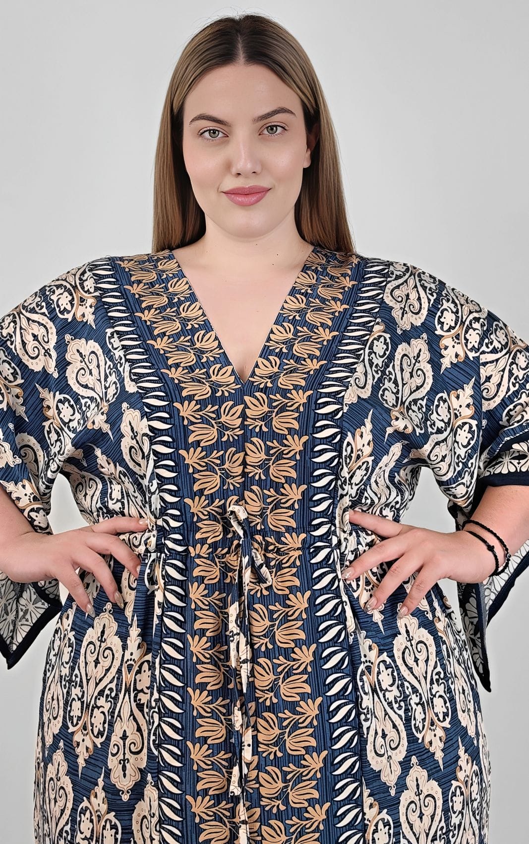 Plus size μπλε εμπριμέ φόρεμα με σούρα στη μέση