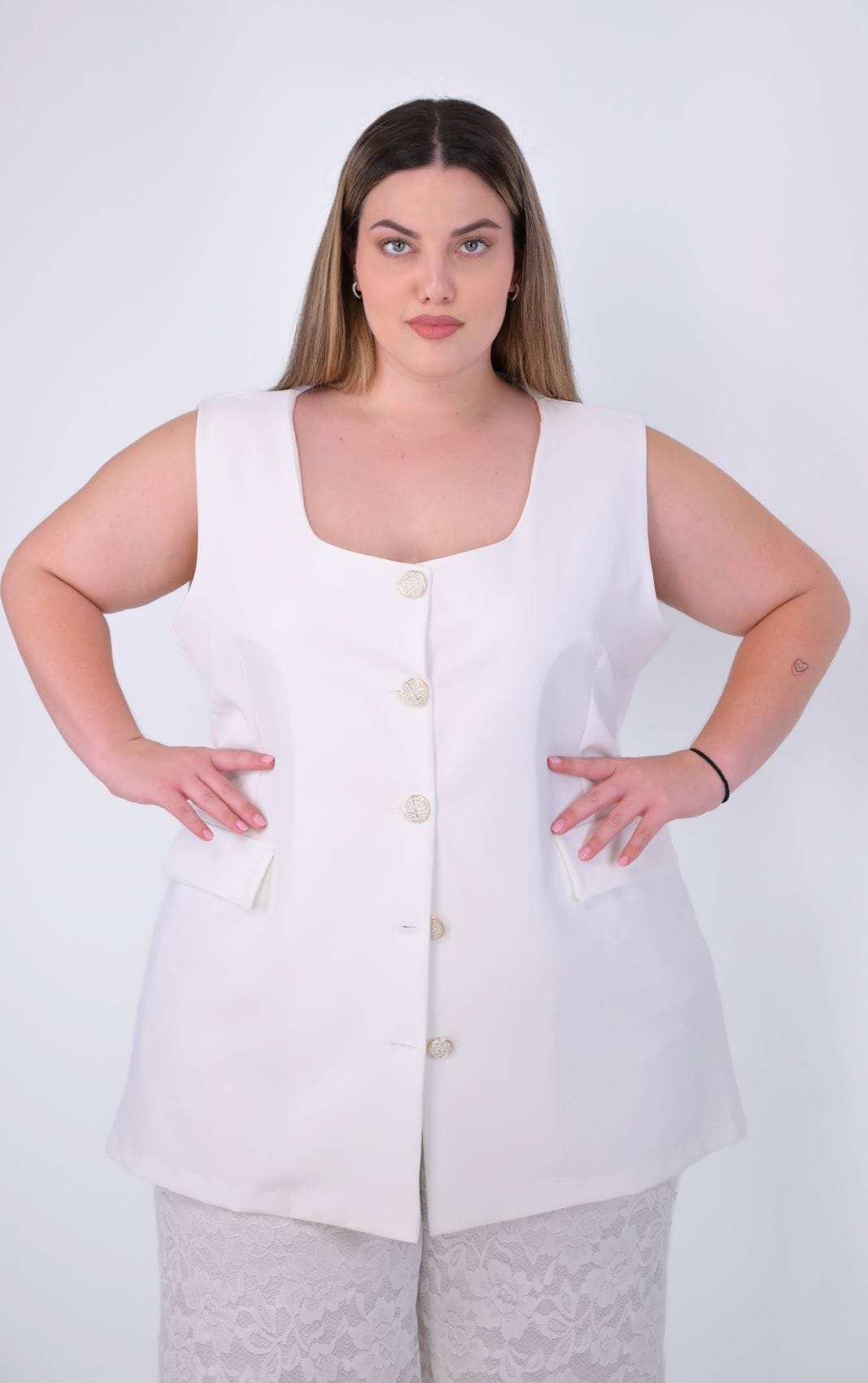 Plus size λευκό αμάνικο σακάκι με χρυσά κουμπιά