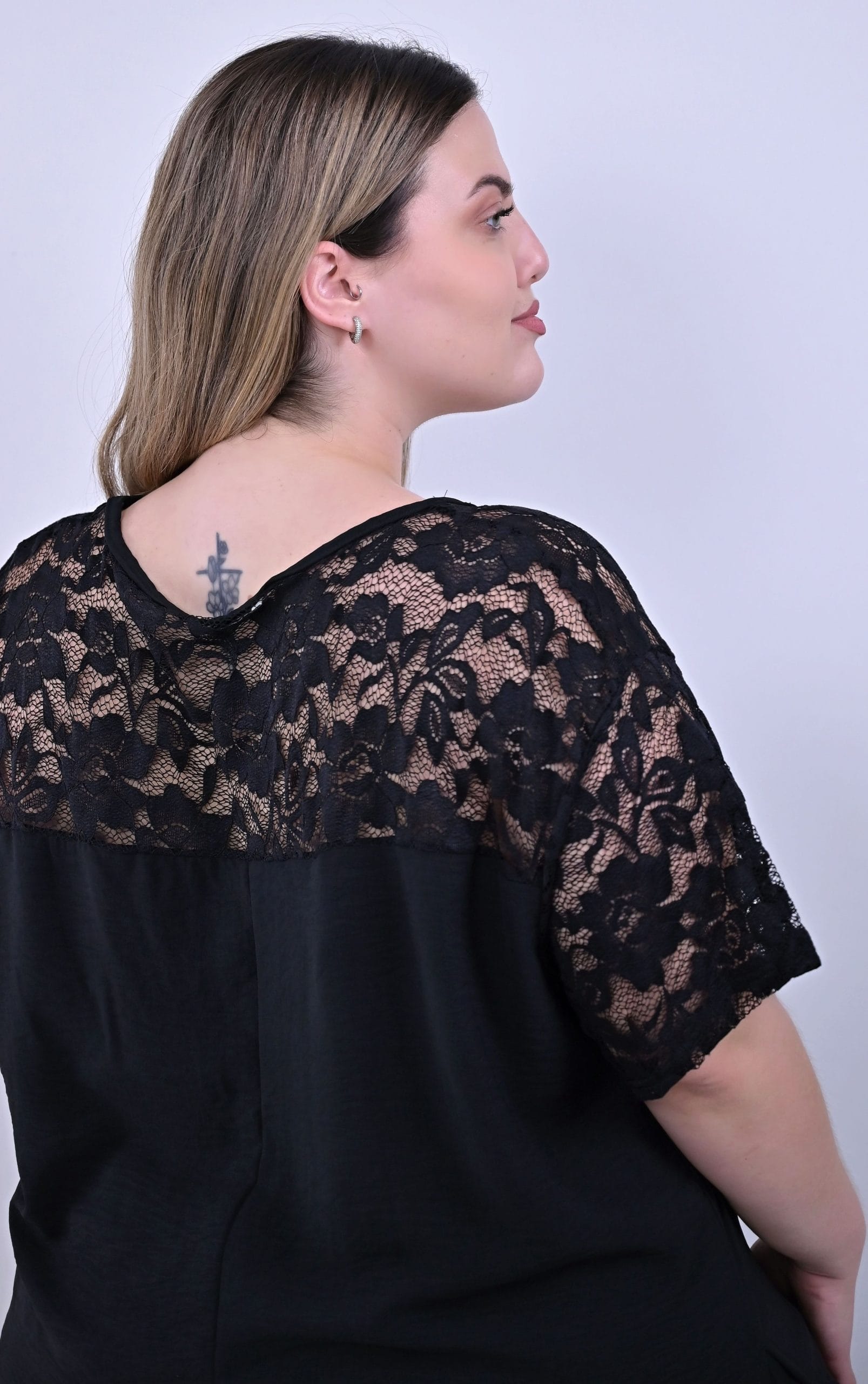 Plus Size μαύρη μπλούζα με δαντελένα μανίκια και V λαιμόκοψη