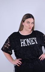 Plus Size Μαύρη Μπλούζα Δαντέλα με Τύπωμα HONEY
