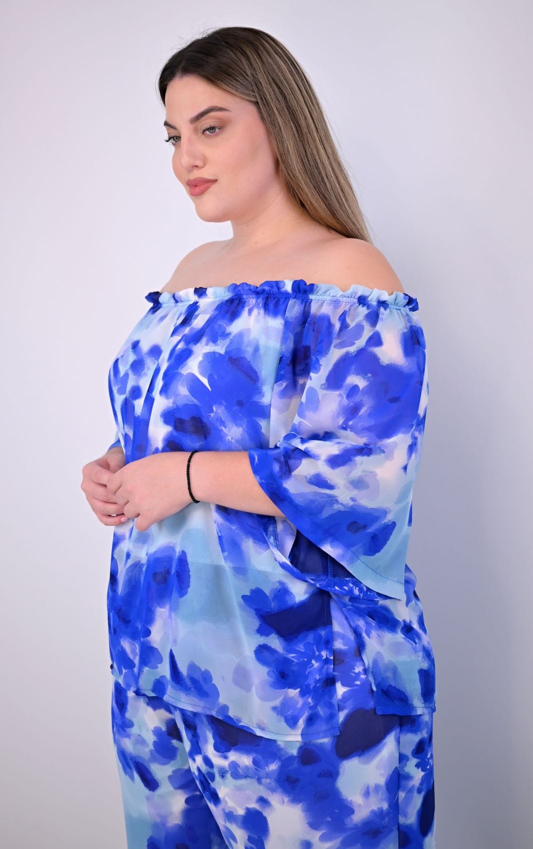 Plus Size Μπλούζα Μπλε Εμπριμέ Ζορζέτα Με Άνοιγμα Ώμων