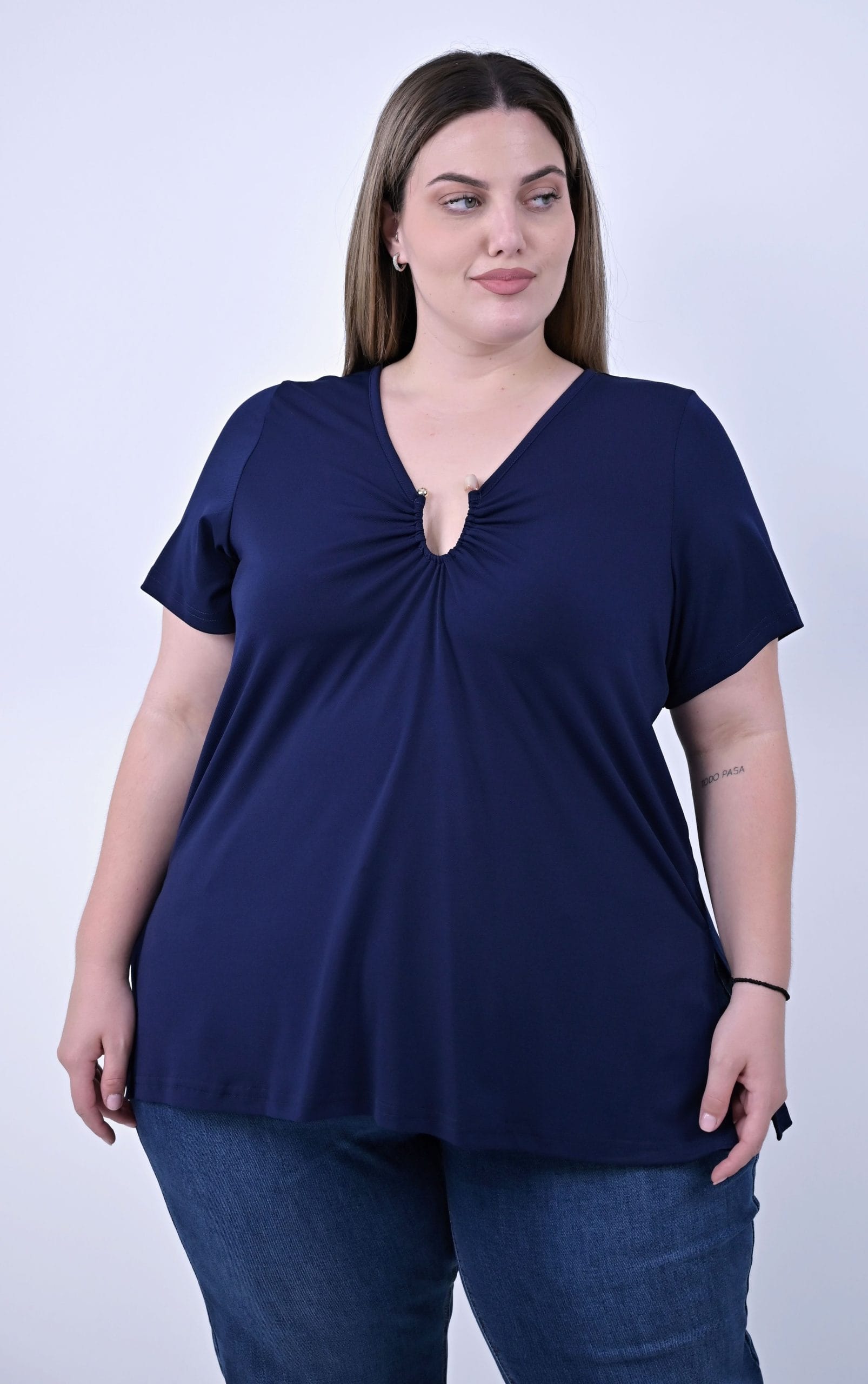 Plus Size μπλε μπλούζα με μεταλλικό διακοσμητικό στοιχείο και χάντρα ταρταρούγα – Psx Fashion