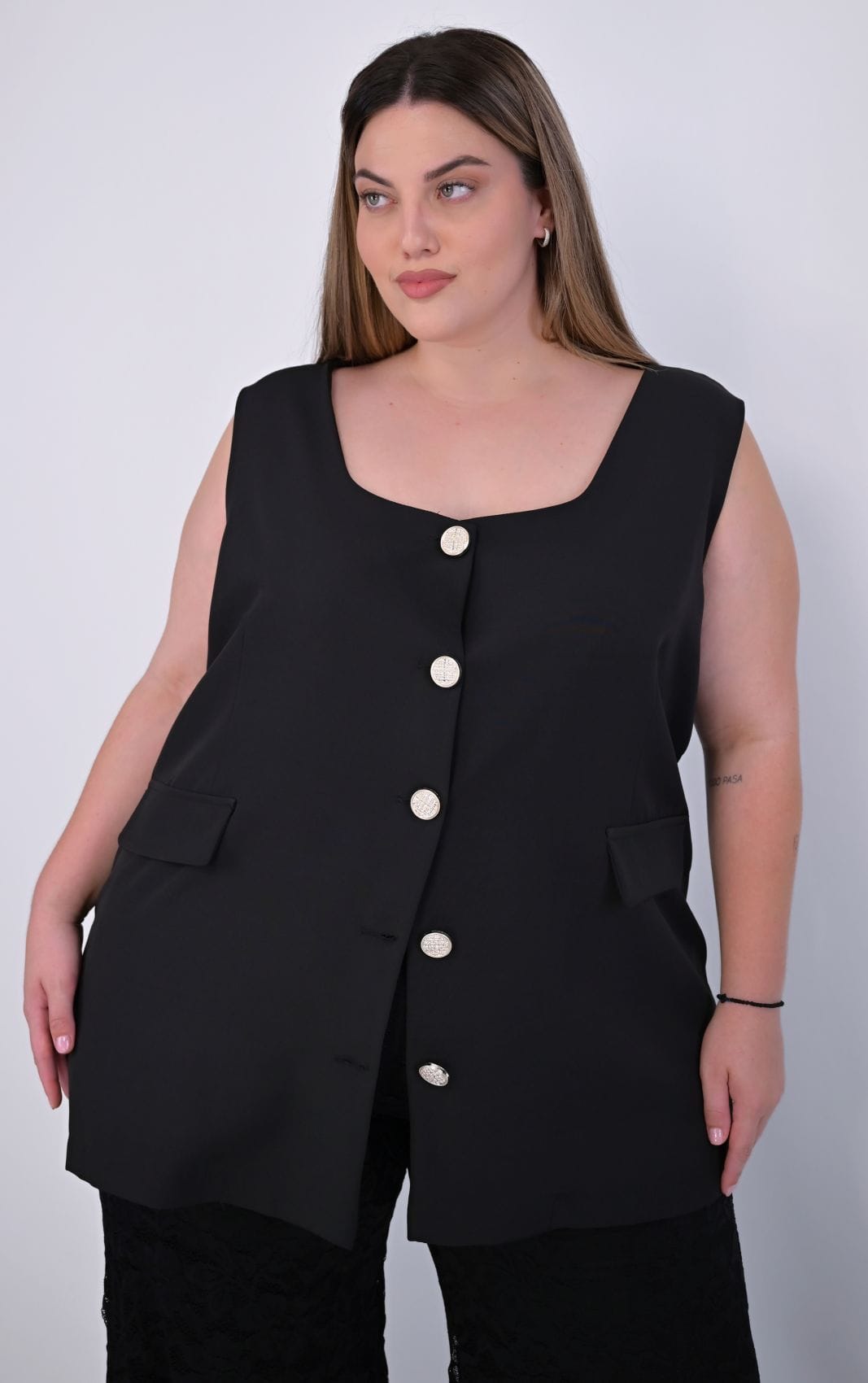 Plus size μαύρο αμάνικο σακάκι με χρυσά κουμπιά