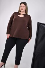 plus size καφέ μπλούζα με χρυσή λεπτομέρεια