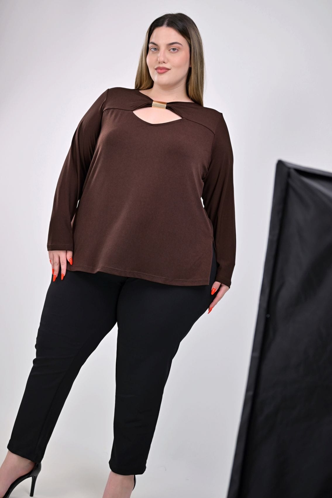 plus size καφέ μπλούζα με χρυσή λεπτομέρεια