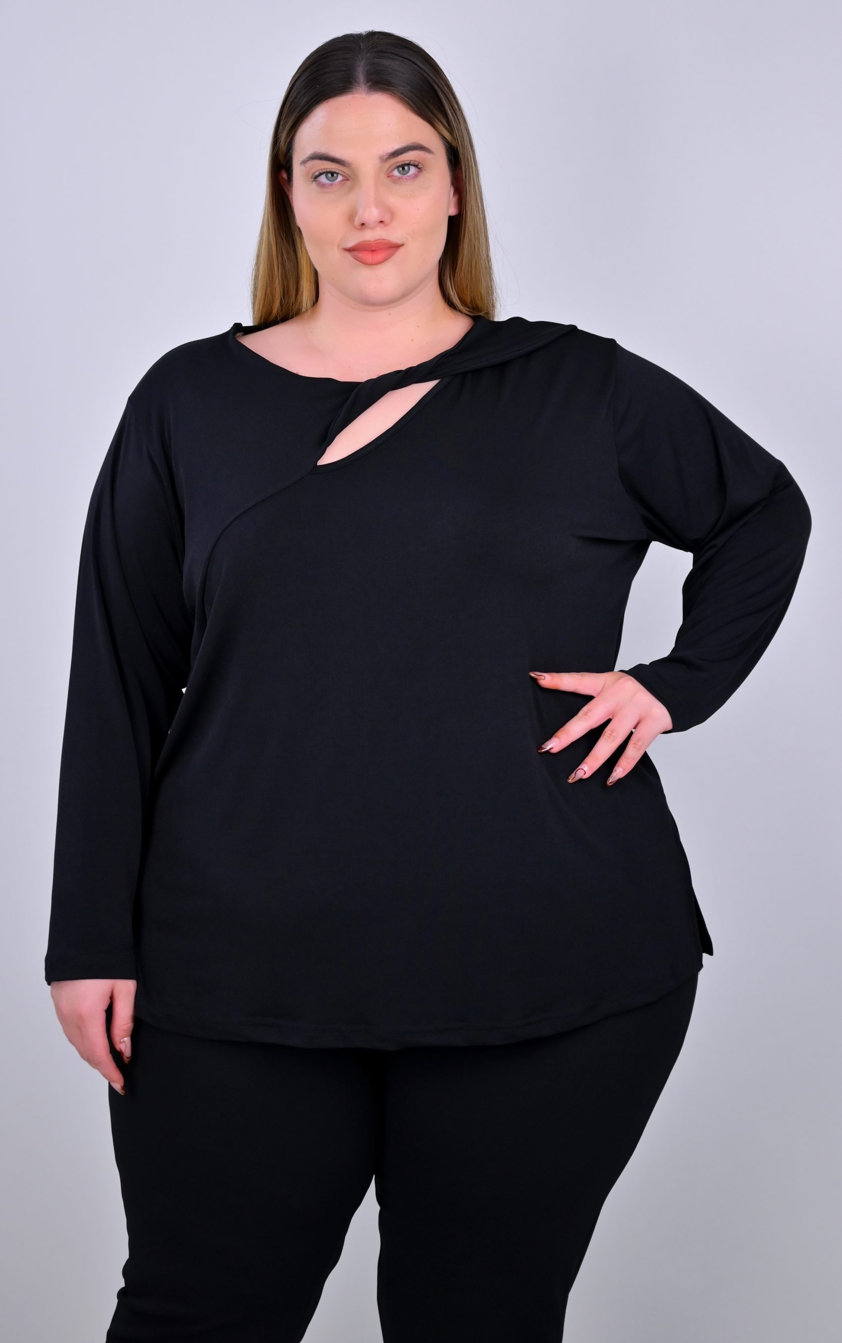 Plus Size Μαύρη Μπλούζα με Ασύμμετρο Άνοιγμα | PsX Fashion