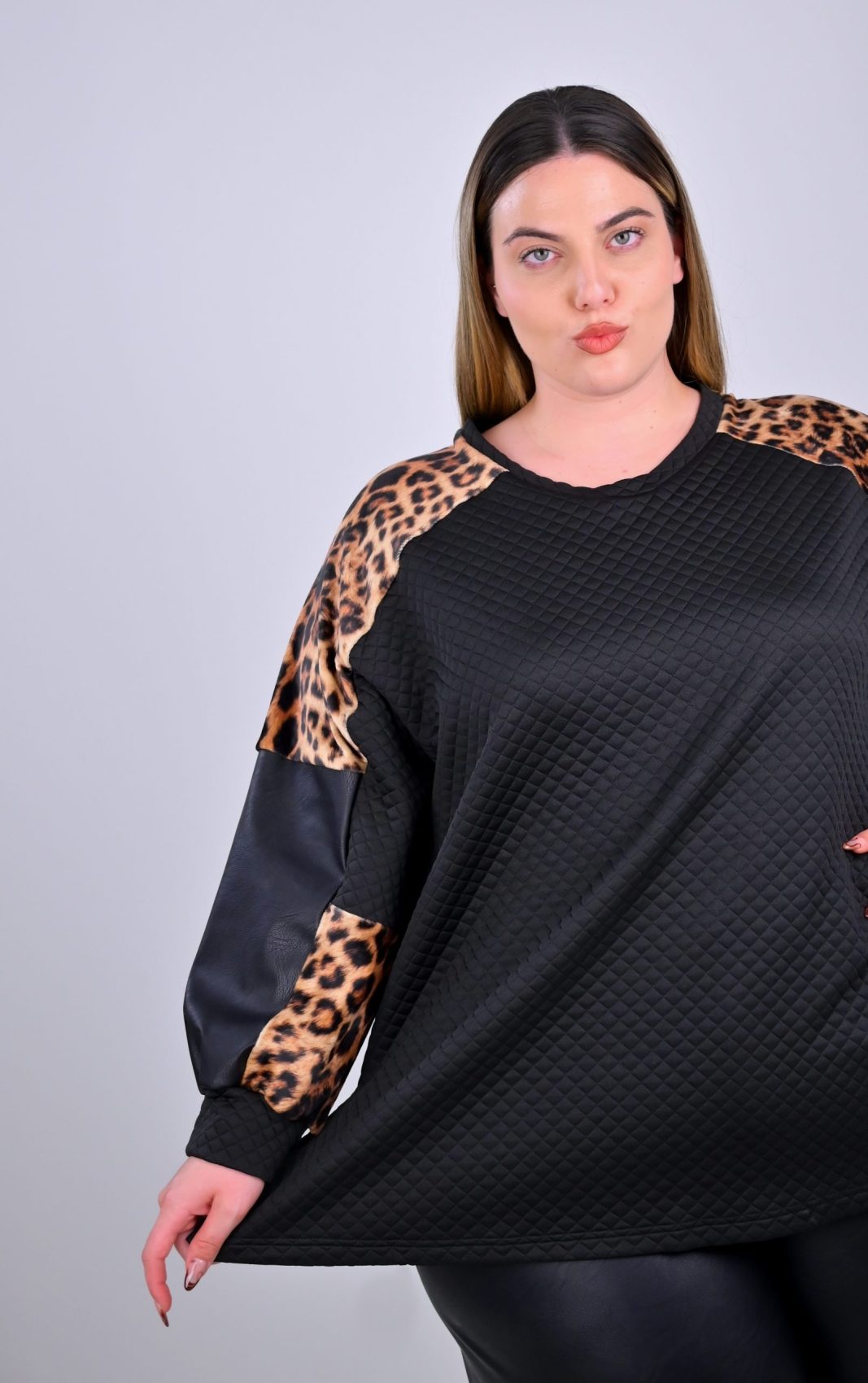 Μαύρη Μπλούζα Φούτερ με Καπιτονέ Υφή & Animal Print - Image 5