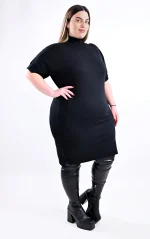 Ανακαλύψτε το απόλυτο plus size μαύρο πλεκτό φόρεμα. Με εφαρμοστή γραμμή και διακοσμητικά κουμπιά στον ώμο. Ιδανικό για στυλ & άνεση.