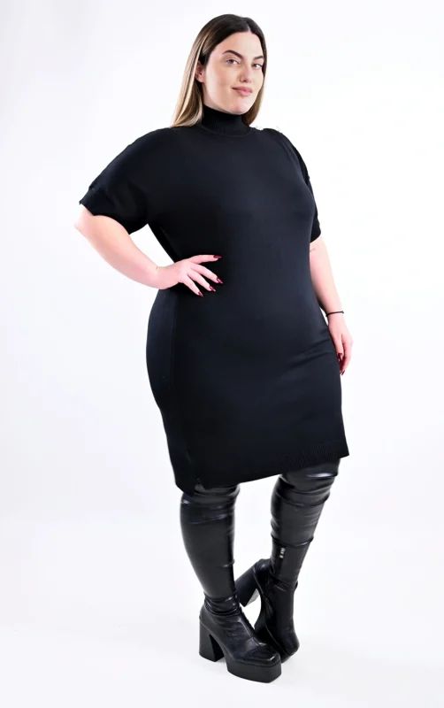 Ανακαλύψτε το απόλυτο plus size μαύρο πλεκτό φόρεμα. Με εφαρμοστή γραμμή και διακοσμητικά κουμπιά στον ώμο. Ιδανικό για στυλ & άνεση.
