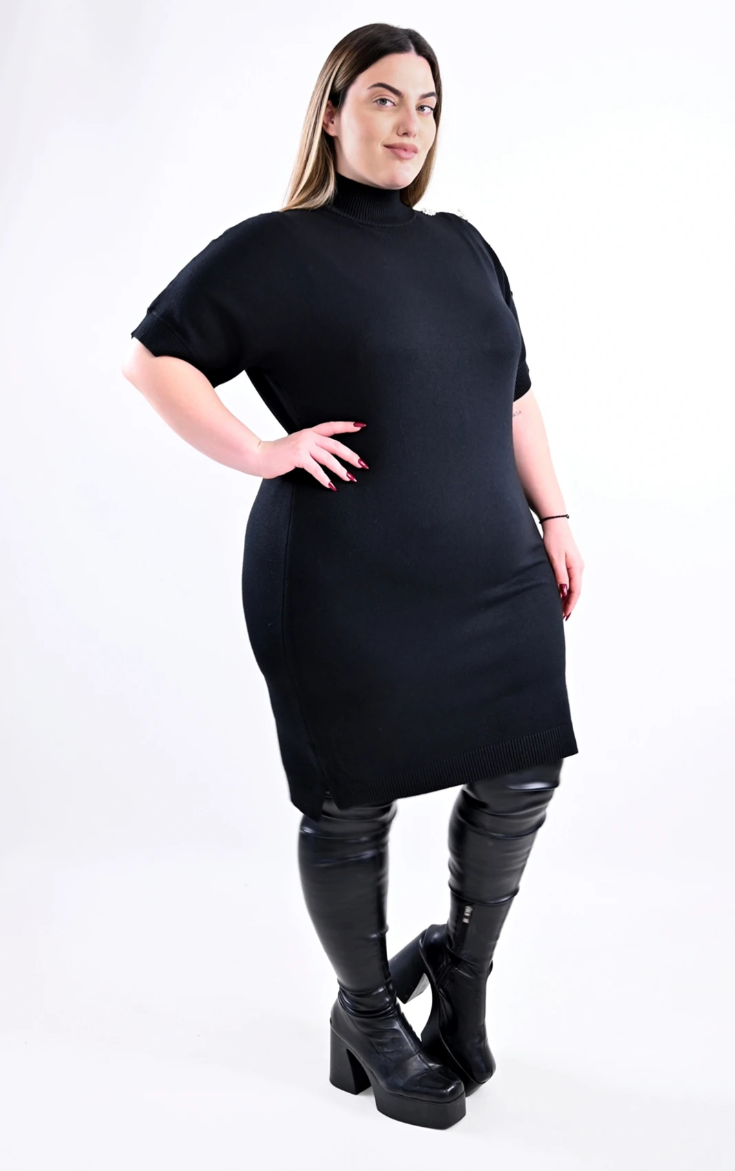 Ανακαλύψτε το απόλυτο plus size μαύρο πλεκτό φόρεμα. Με εφαρμοστή γραμμή και διακοσμητικά κουμπιά στον ώμο. Ιδανικό για στυλ & άνεση.