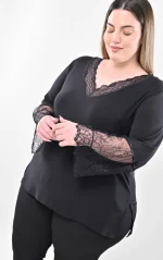 Μαύρη Μπλούζα με V Λαιμόκοψη και Μανίκια Καμπάνα από Δαντέλα - Image 5