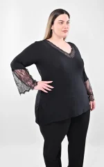 Μαύρη Μπλούζα με V Λαιμόκοψη και Μανίκια Καμπάνα από Δαντέλα - Image 6