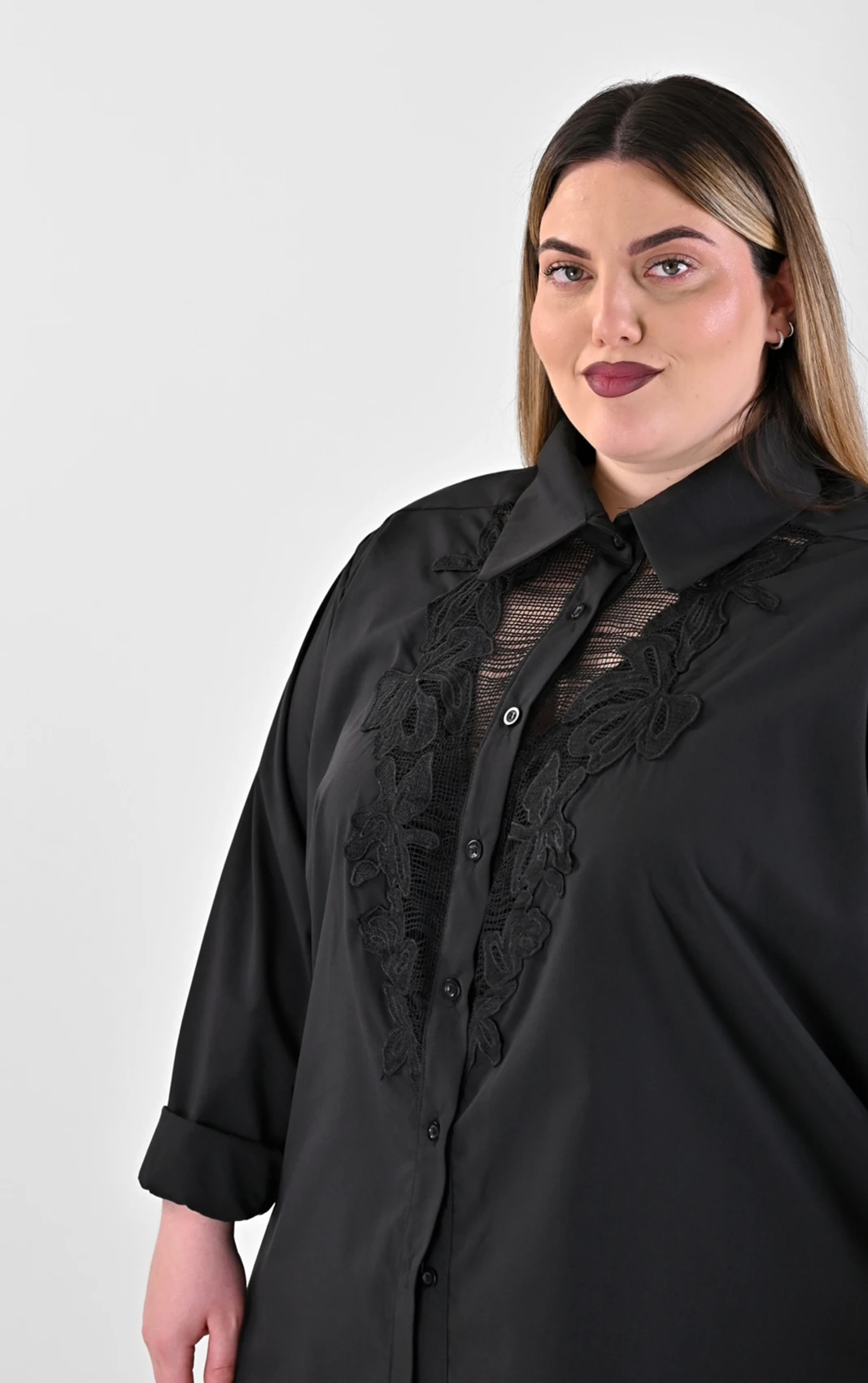 Plus-Size-Rouxa-3.04.2026-PsxFashion (35) Μαύρο Πουκάμισο με Δαντελένιο Μοτίφ - Image 1